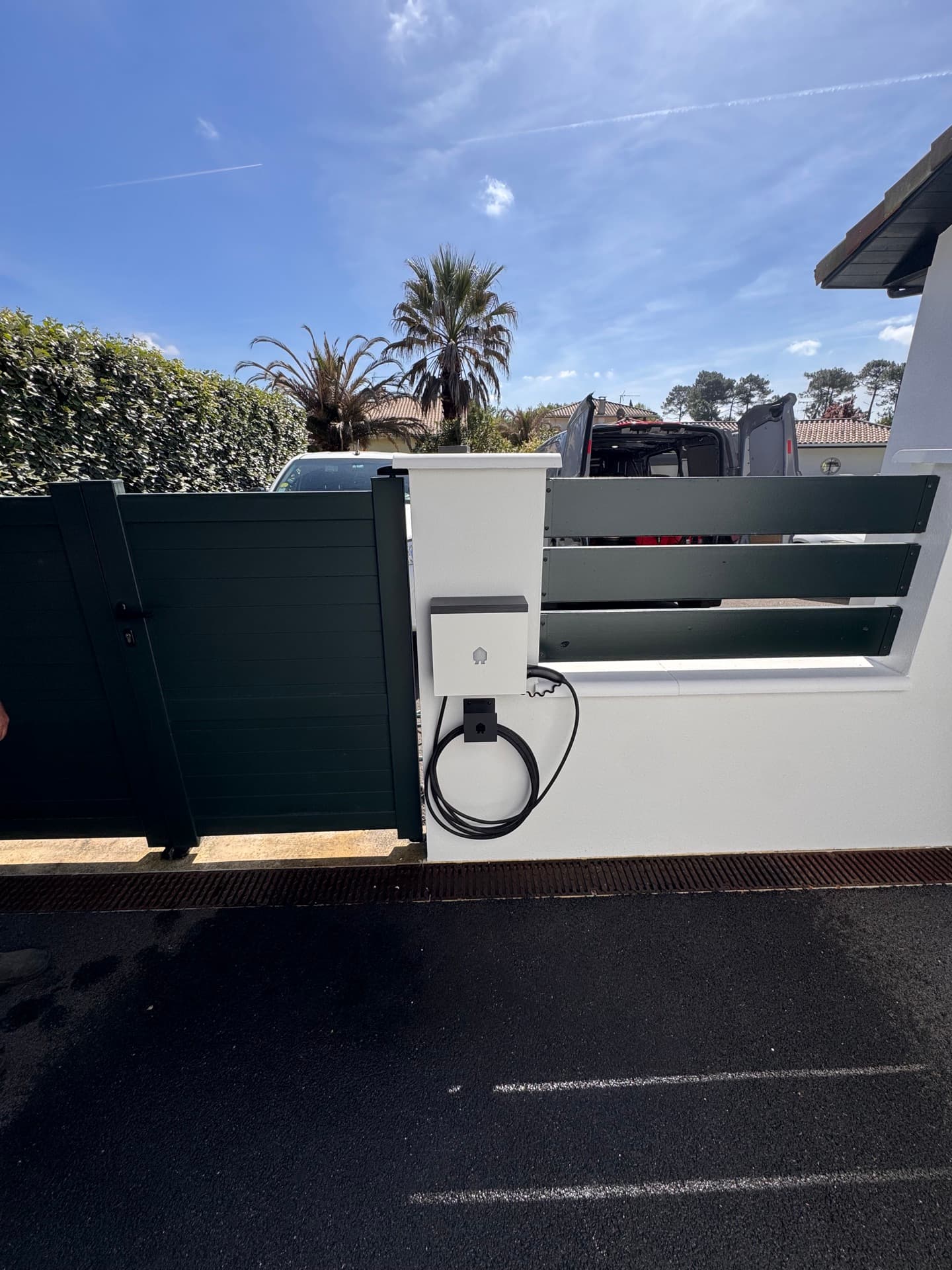 Installation Pack borne de recharge + panneaux solaires Green Charge Solutions