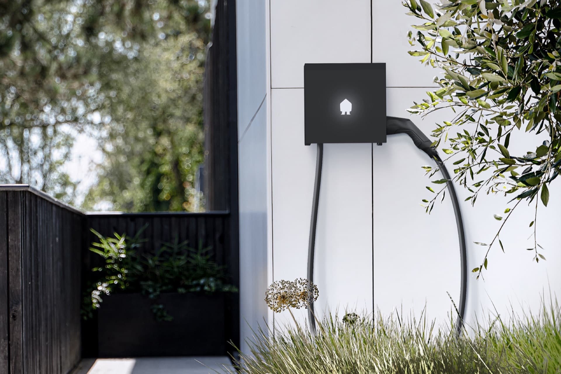 Borne de recharge Smappee EV Wall installée sur la façade d'une maison