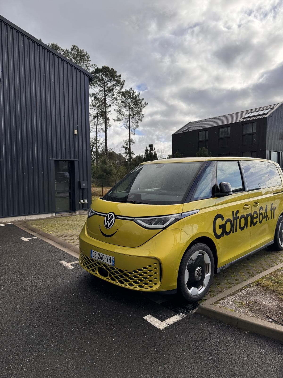 VW ID. Buzz électrique brandé Golfone64.fr garé devant le siège Golf One 64 à Biarritz, borne Smappee installée