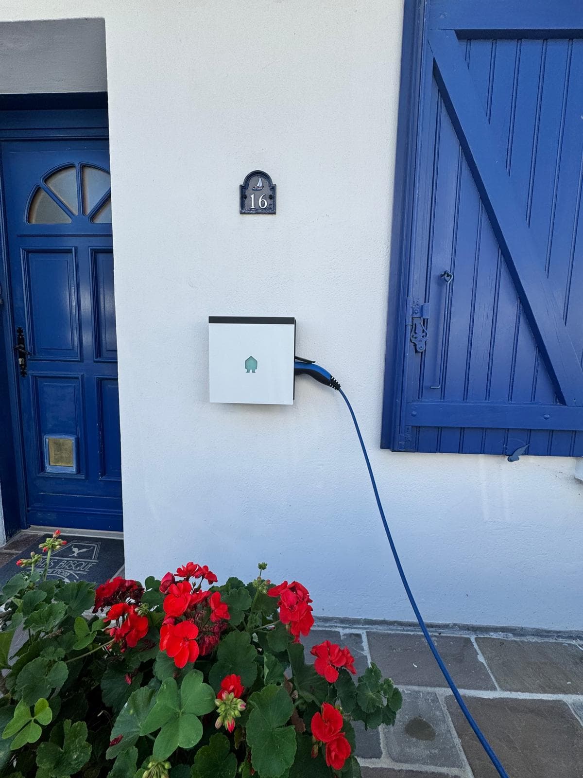 Détail de la borne Smappee EV Wall blanche en charge, câble bleu connecté
